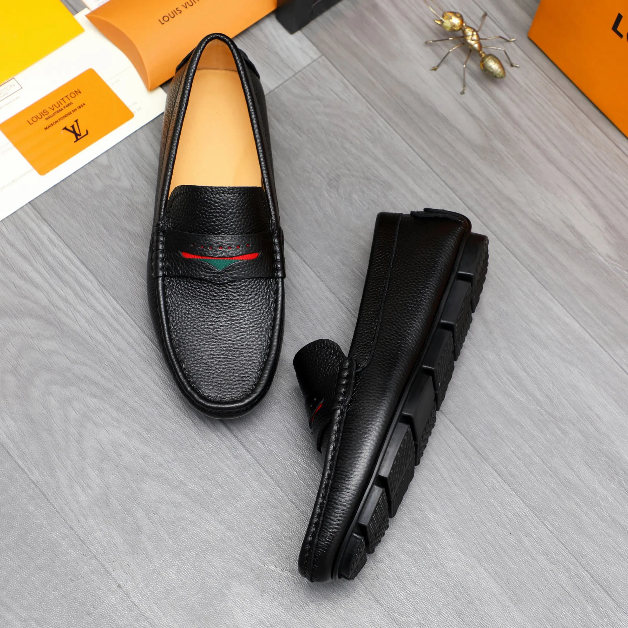 Men's shoes 💰360 Product trademark: LV "Louis Vuitton" casual slip-on men's shoes Regular size: 38-45 Product material: Selected pebbled cowhide upper, pigskin lining, rubber outsole